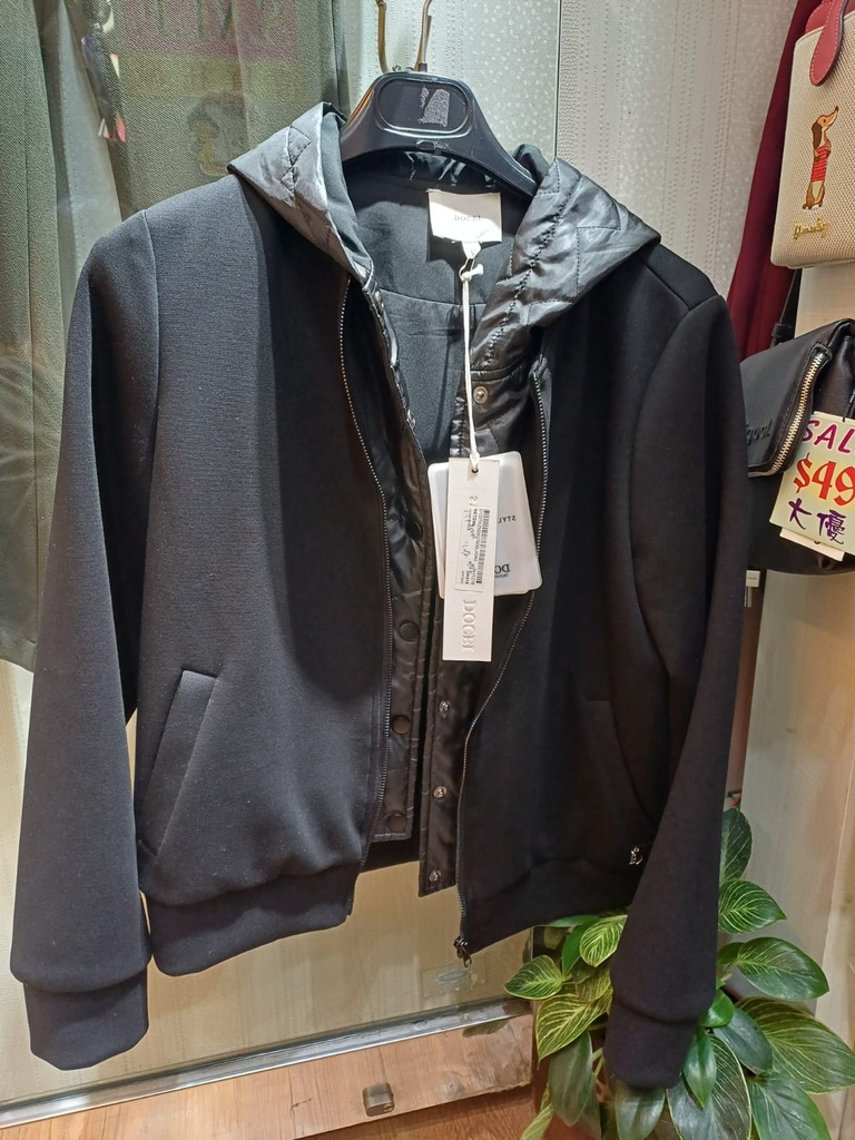 黑色絎縫連帽機能外套