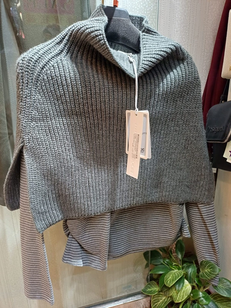 灰色高領針織衫