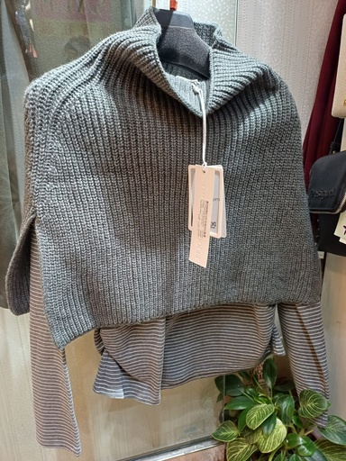 灰色高領針織衫